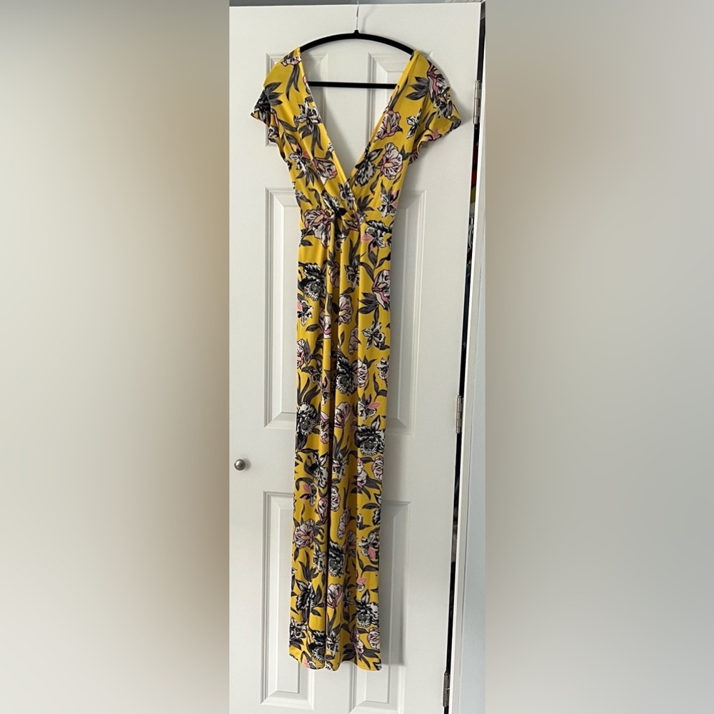 Boohoo Maxi Dress. Yellow Floral. Backless with frill sleeves. New with tags
